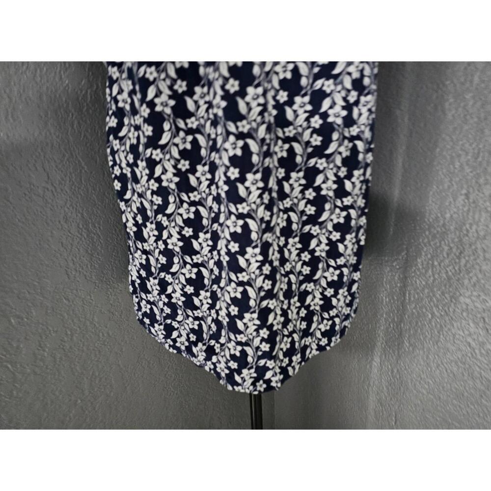 Women's St. John's Bay Sleeveless Blouse Floral Blue & White Size Medium V Neck - Picture 11 of 12